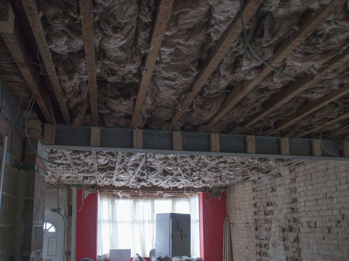 Isolation d'une toiture par l'intérieur : laine posée entre les chevrons sous les rampants