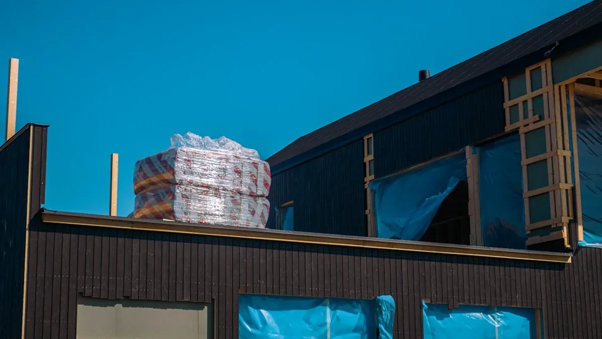 Chantier de toiture avec bâches de protection bleues sur les ouvertures